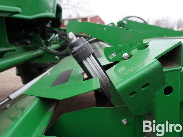 2025-john-deere-w235r-image-12