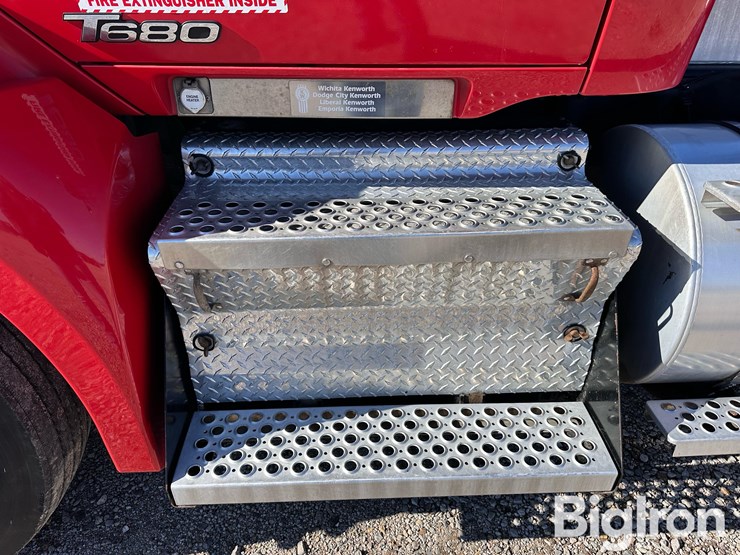 2019-kenworth-t680-image-13