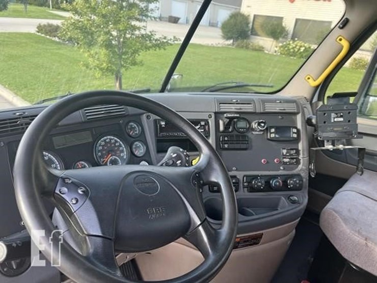 2020-freightliner-cascadia-113-image-17