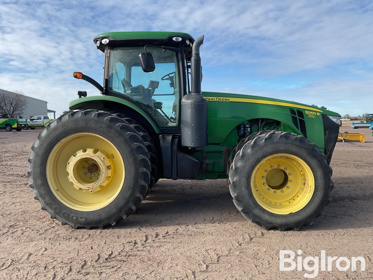 john-deere-8260r-image-4