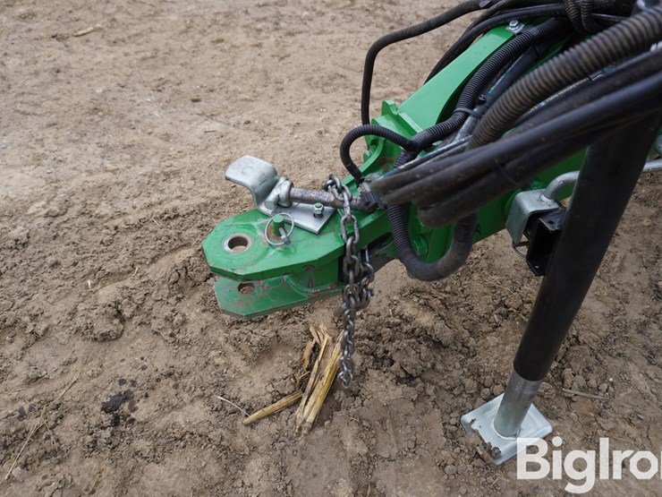 2024-john-deere-561m-image-9