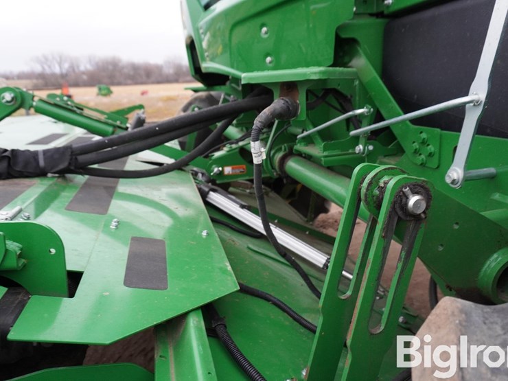 2025-john-deere-w235r-image-17