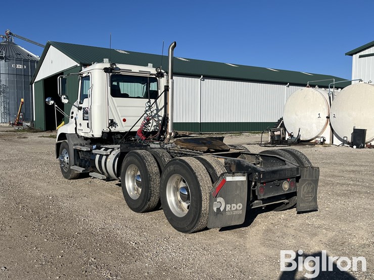 2017-mack-pinnacle-cxu613-image-7