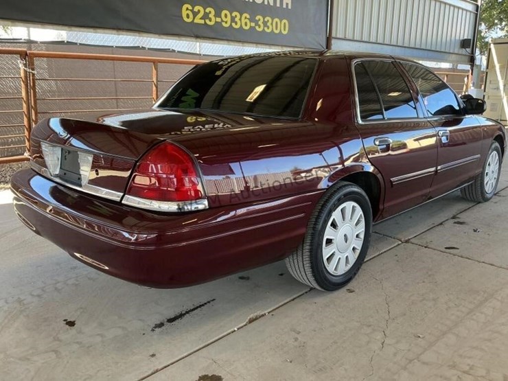 2011-ford-crown-victoria-sdn-image-7