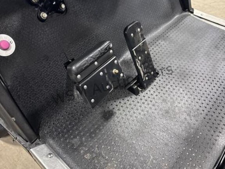 2010-ez-go-sport-2+2-golf-cart-image-17