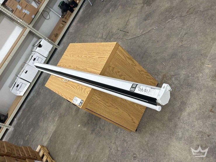 pull-down-projector-screen-image-1