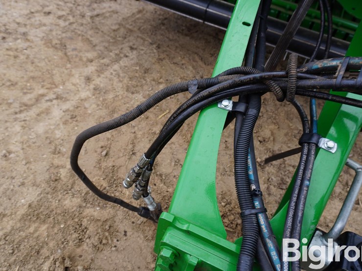 2024-john-deere-561m-image-12