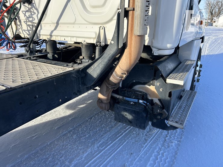 2018-freightliner-cascadia-125-image-32