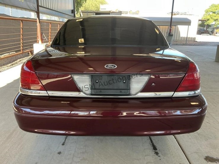 2011-ford-crown-victoria-sdn-image-6