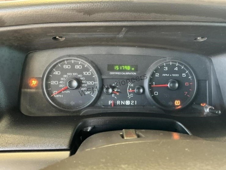 2011-ford-crown-victoria-sdn-image-15