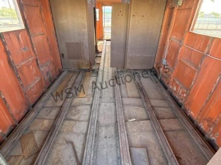 caboose-rail-car-w/-trucks-&-rail-section-image-11