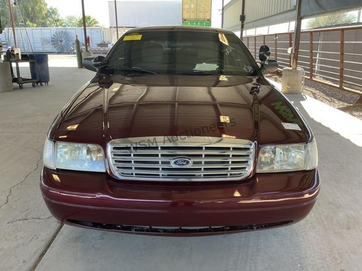 2011-ford-crown-victoria-sdn-image-3