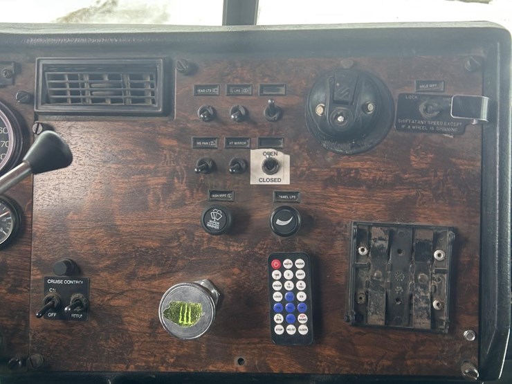 1997-peterbilt-357-image-33