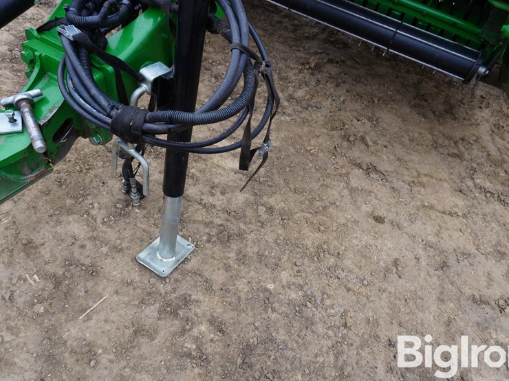 2024-john-deere-561m-image-15