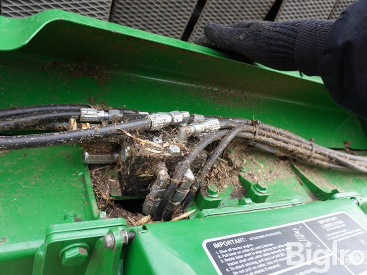 2024-john-deere-561m-image-16