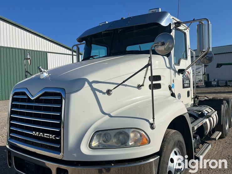 2017-mack-pinnacle-cxu613-image-13