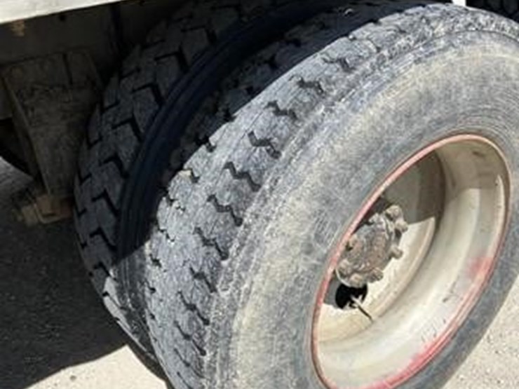 1985-freightliner-fld120-image-28