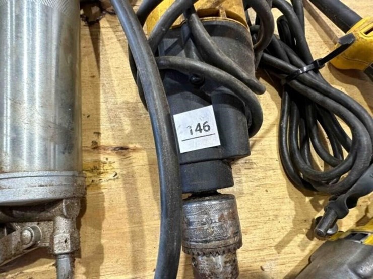 2-dewalt-electric-drills-&-2-grease-guns-image-5