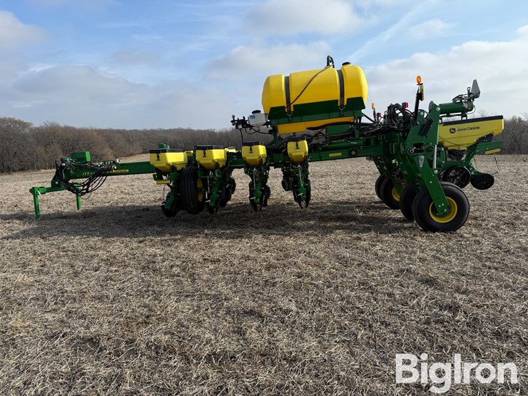 2019-john-deere-1775-image-8