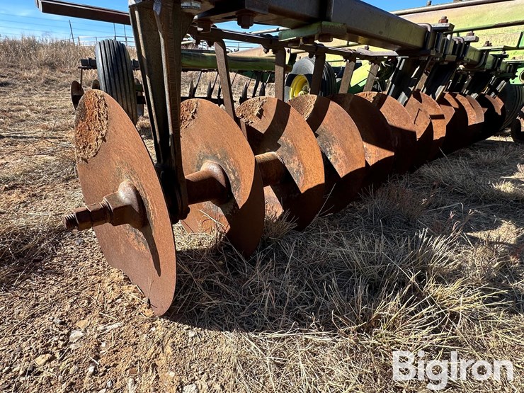 john-deere-235-image-11