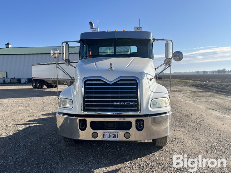 2017-mack-pinnacle-cxu613-image-2