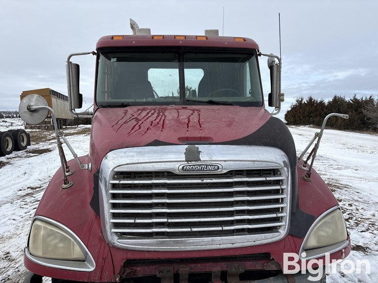 freightliner-columbia-120-image-12