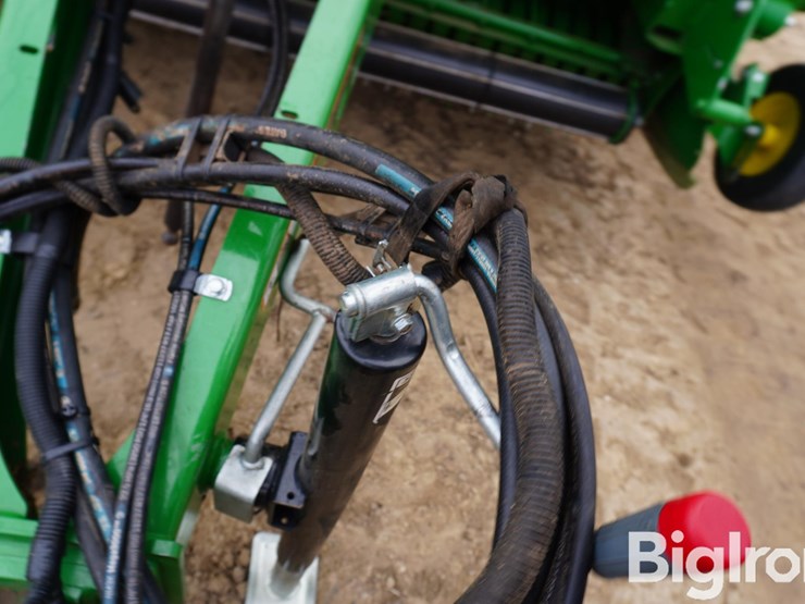 2024-john-deere-561m-image-11