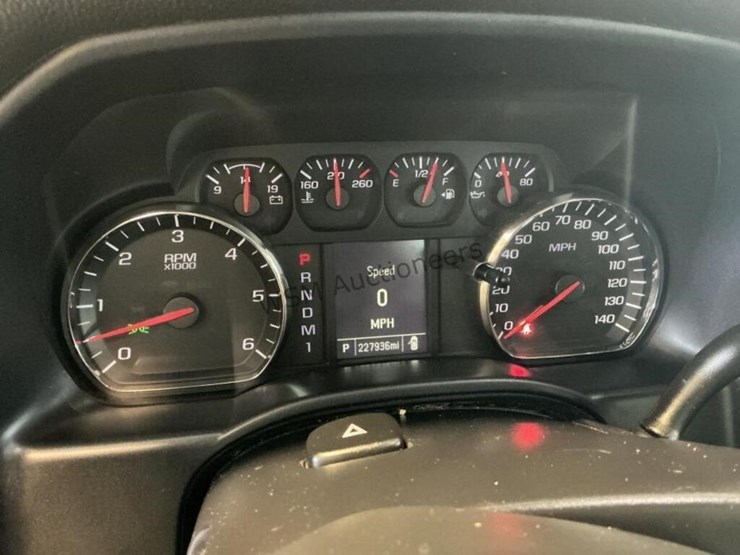 2015-chevrolet-silverado-2500hd-image-16