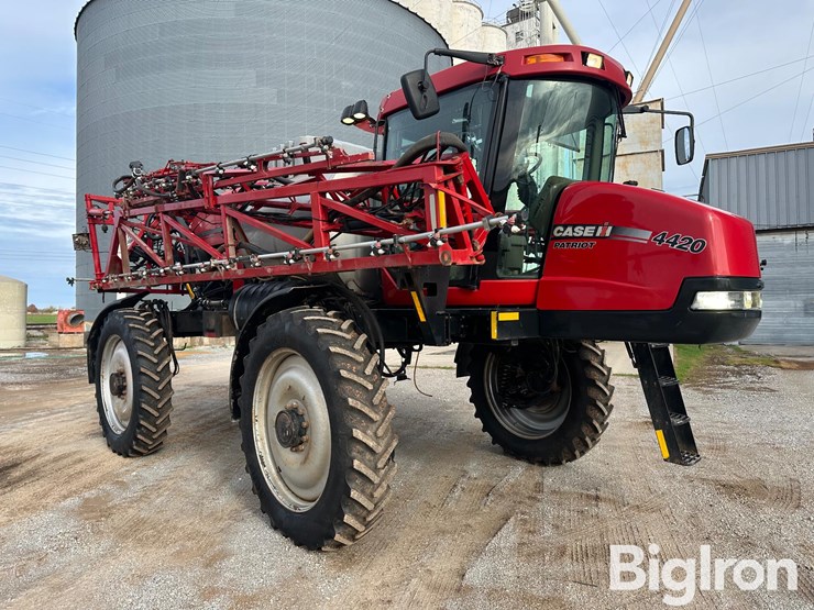 case-ih-patriot-4420-image-3