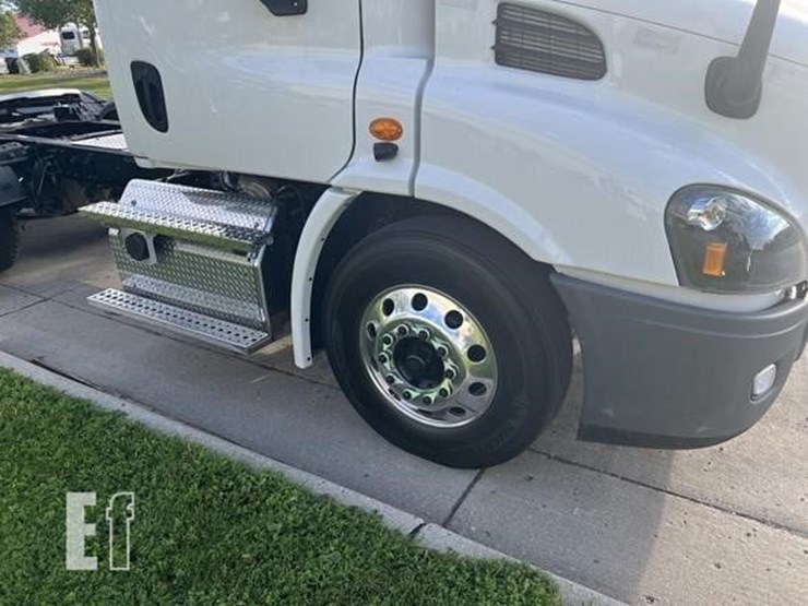 2020-freightliner-cascadia-113-image-2