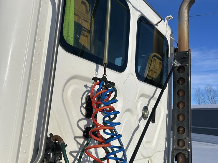 2018-freightliner-cascadia-125-image-8