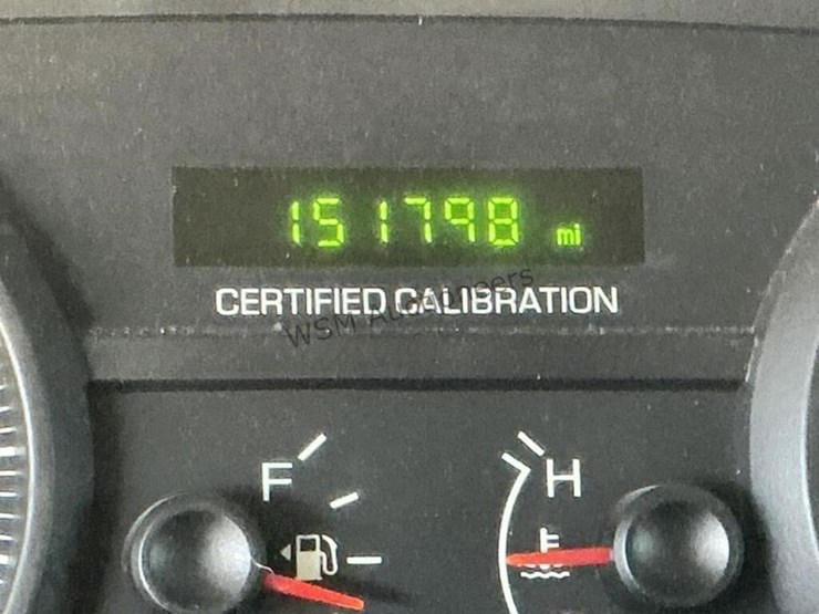 2011-ford-crown-victoria-sdn-image-16