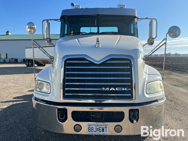 2017-mack-pinnacle-cxu613-image-19