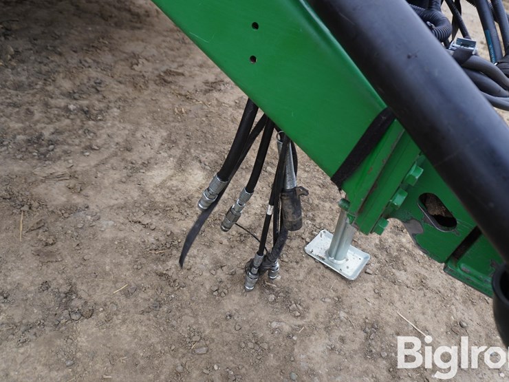 2024-john-deere-561m-image-16