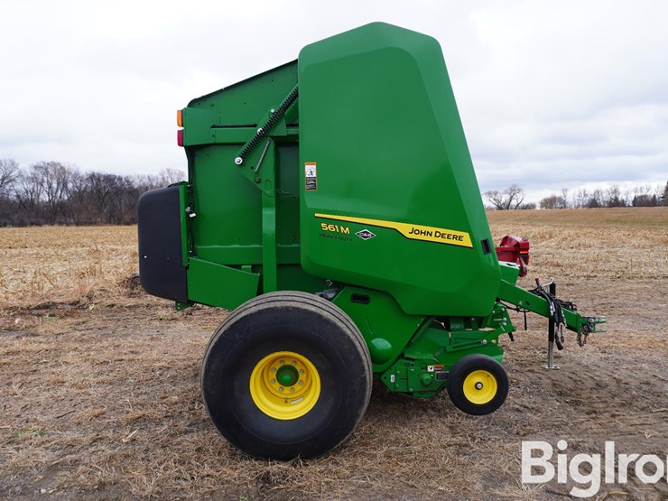 2024-john-deere-561m-image-4