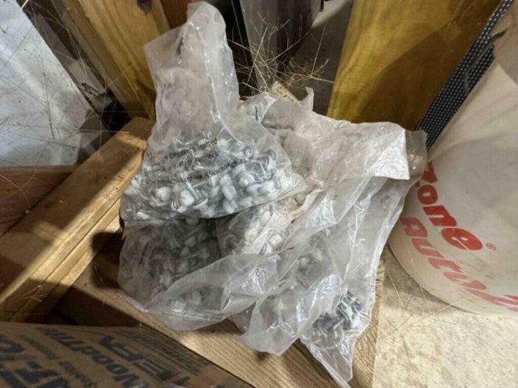 contents-of-shelf--assorted-screws-&-fasteners-image-7