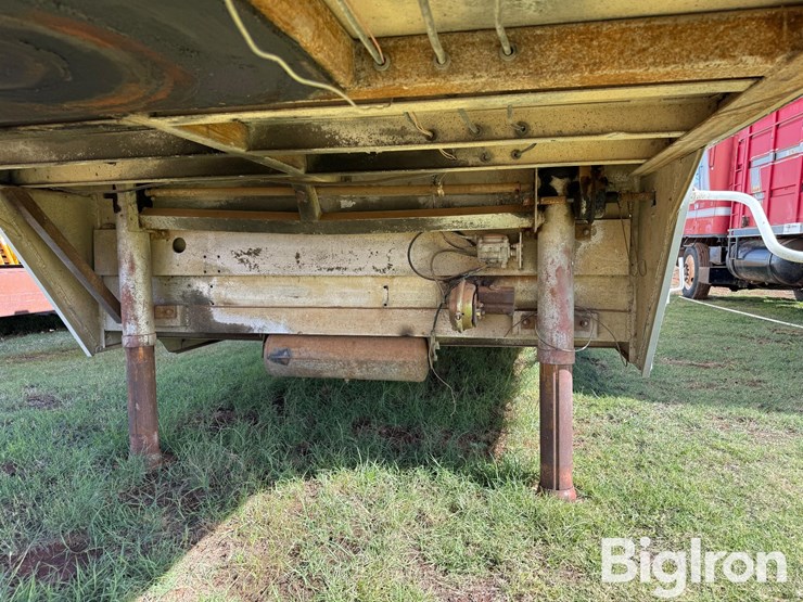 1979-44'-tri/a-aluminum-horse-trailer-w/living-quarters-image-10