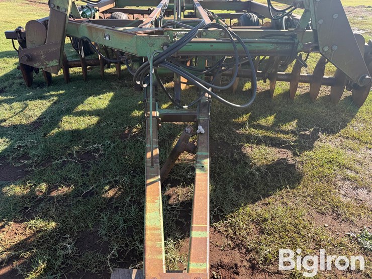 john-deere-235-image-10