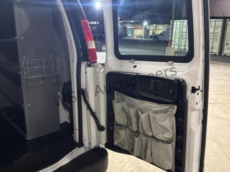 2015-chevrolet-express-2500-image-18