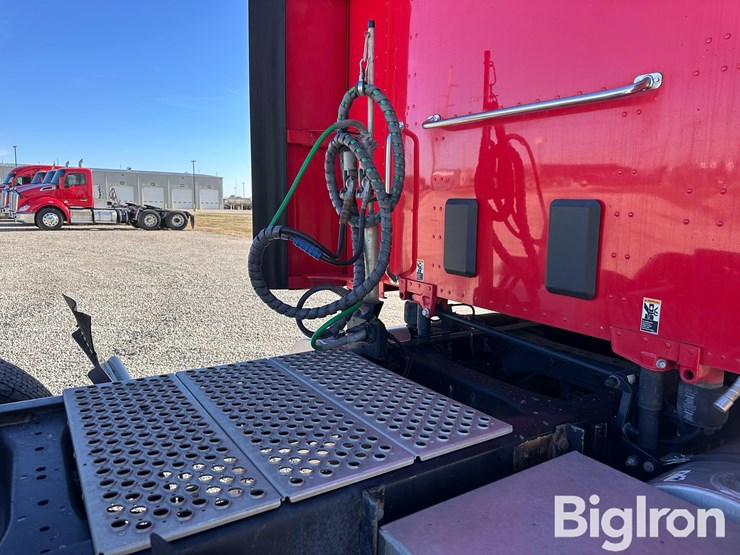 2020-kenworth-t680-image-17