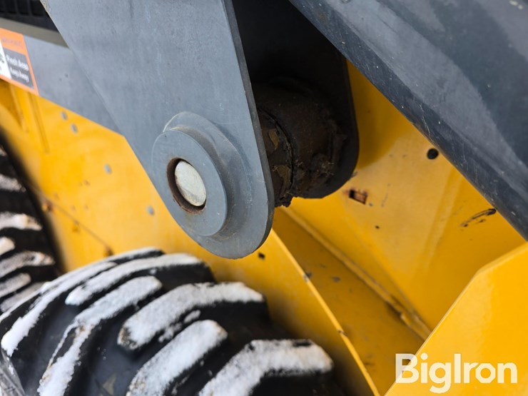 2023-deere-318g-image-15