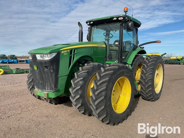 john-deere-8260r-image-1