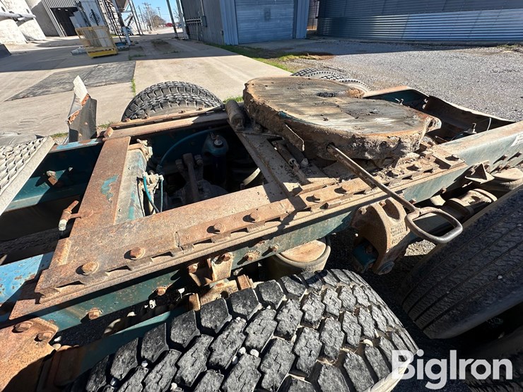 peterbilt-377-image-16