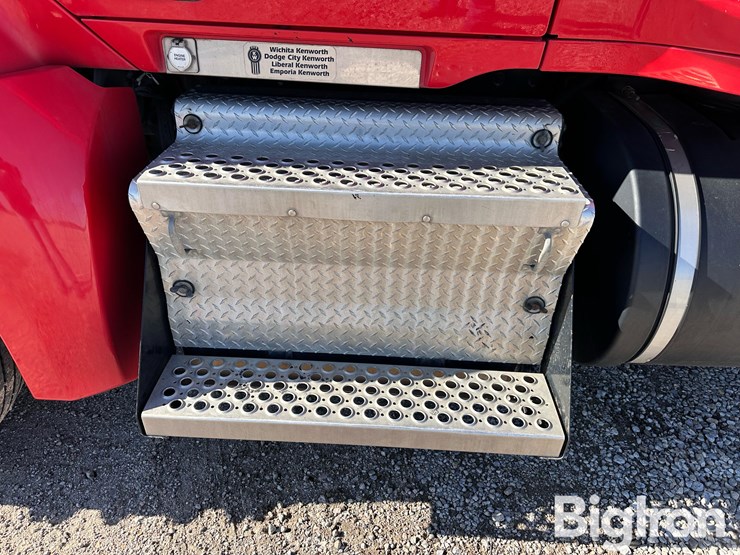2020-kenworth-t680-image-16