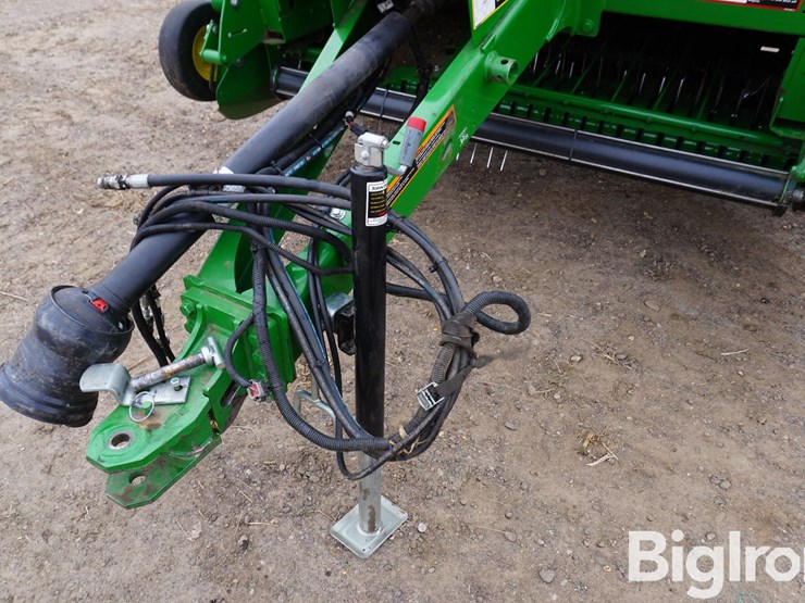 2024-john-deere-561m-image-10