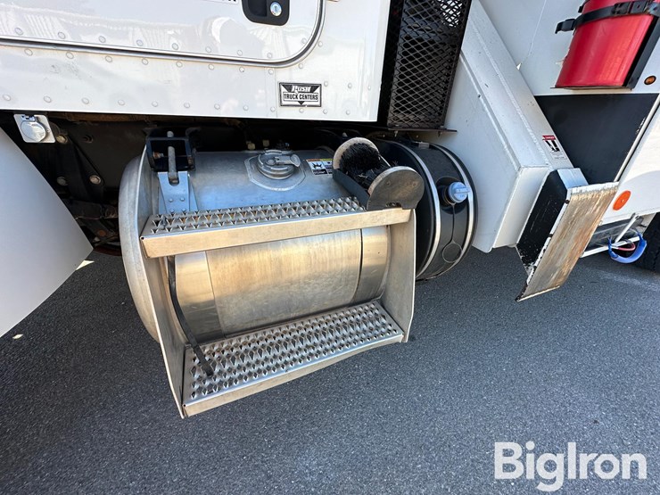 peterbilt-348-image-10