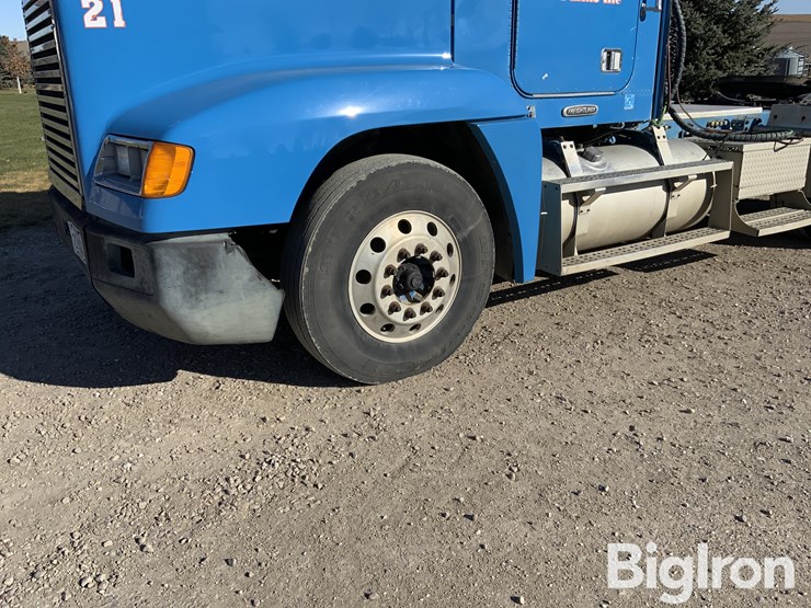 1998-freightliner-fld120-image-9