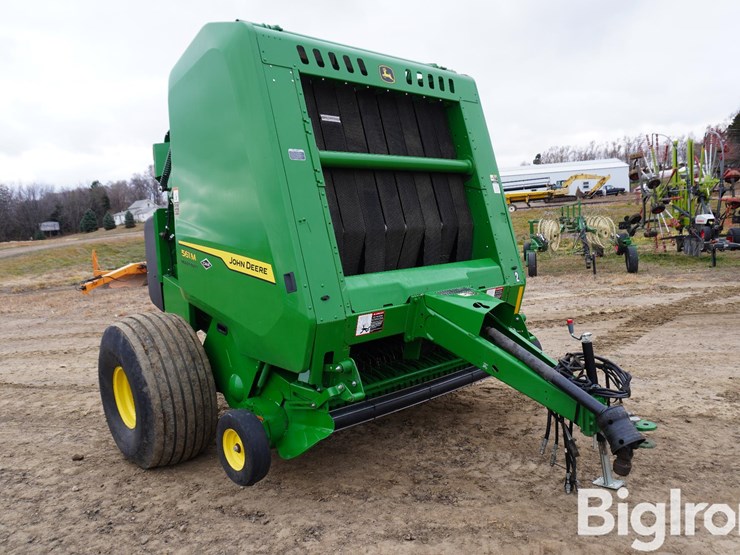 2024-john-deere-561m-image-3