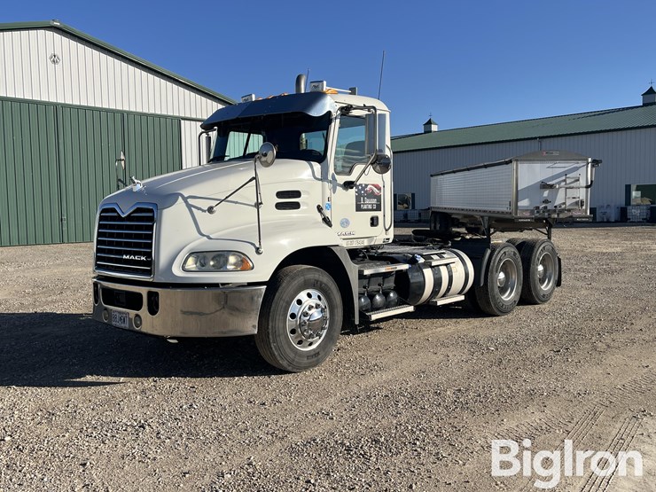 2017-mack-pinnacle-cxu613-image-1