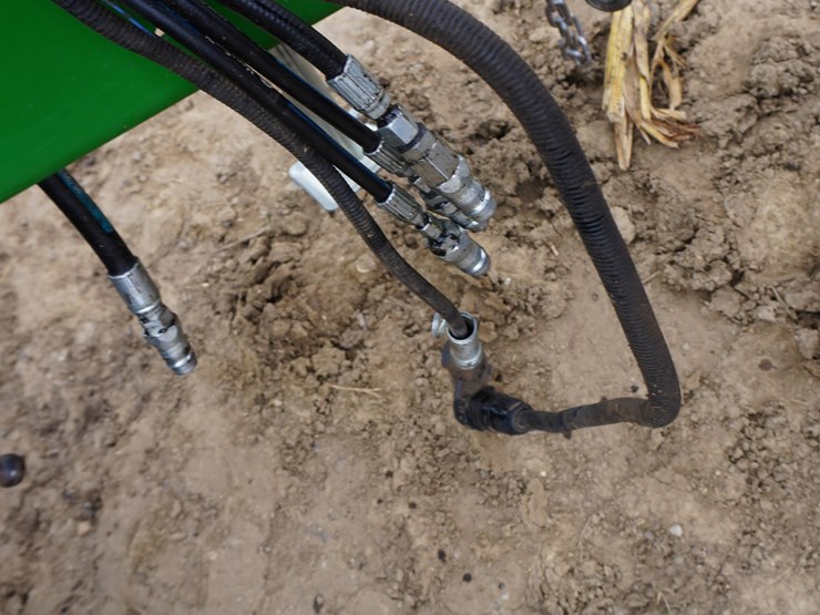 2024-john-deere-561m-image-13